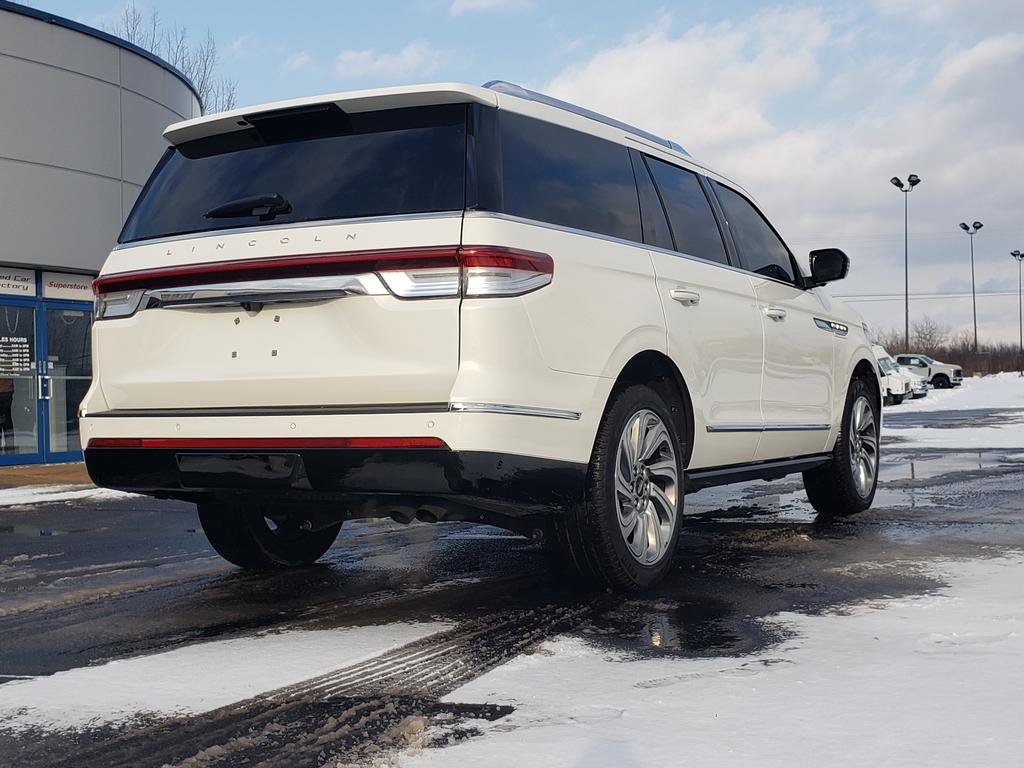 Used 2024 Lincoln Navigator Reserve image 3