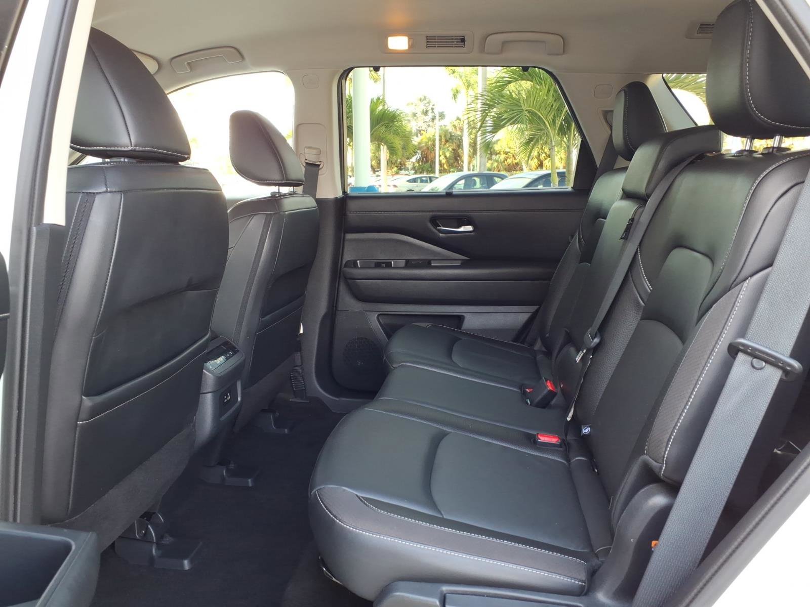 Used 2023 Nissan Pathfinder SL FWD image 8