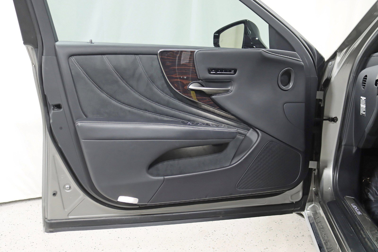 Used 2021 Lexus LS 500 AWD w/ Luxury Package image 34