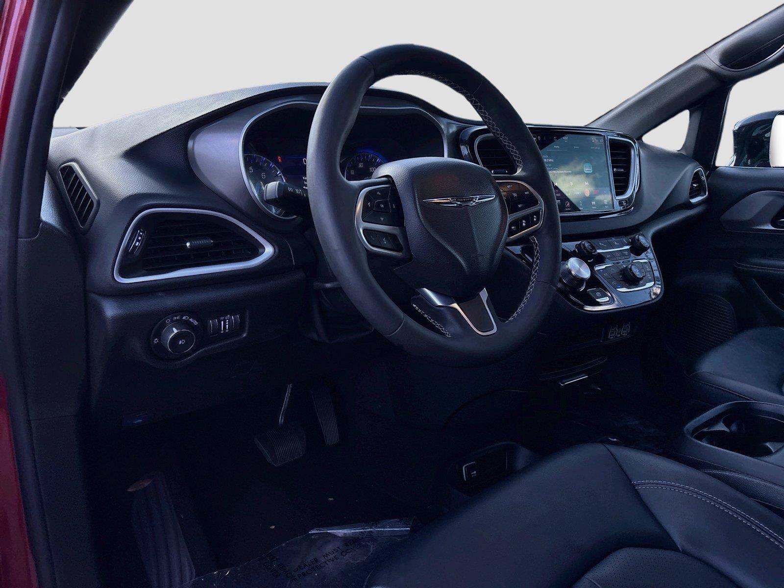 Used 2025 Chrysler Pacifica Select FWD image 9