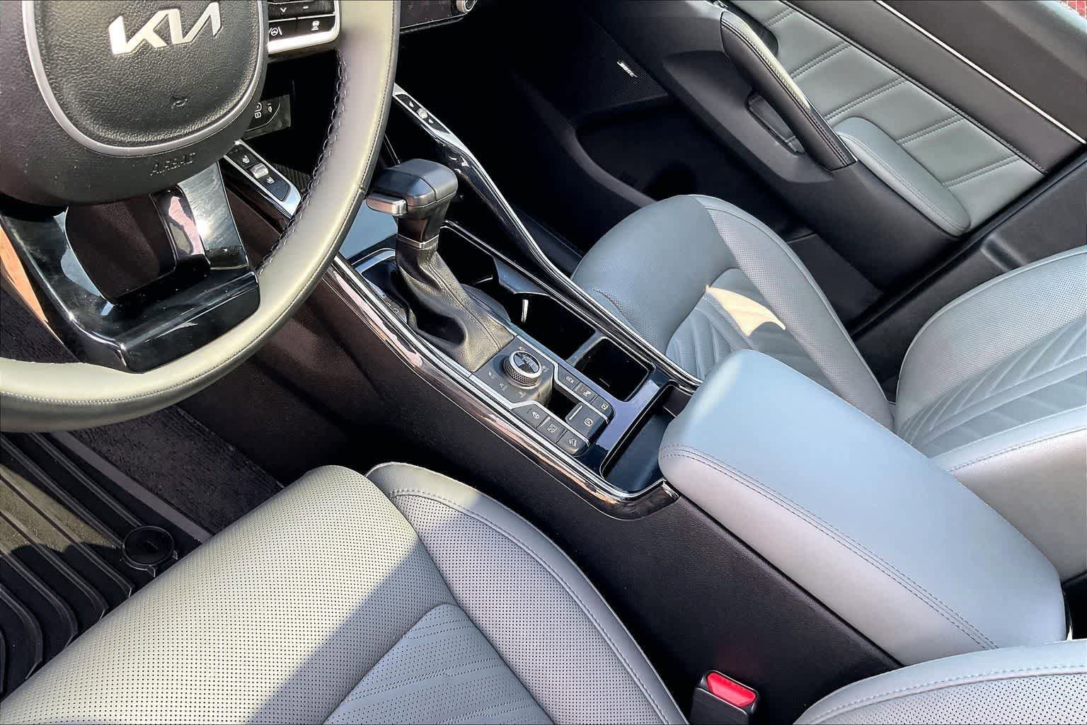 Certified 2024 Kia Sorento SX Prestige w/ Sage Leather Package AWD/4WD image 17