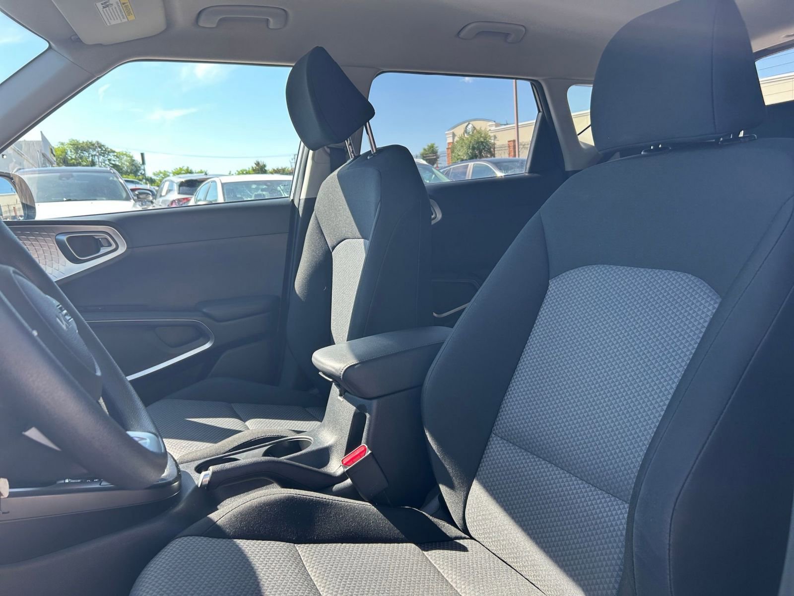 Used 2025 Kia Soul LX w/ LX Technology Package FWD image 31