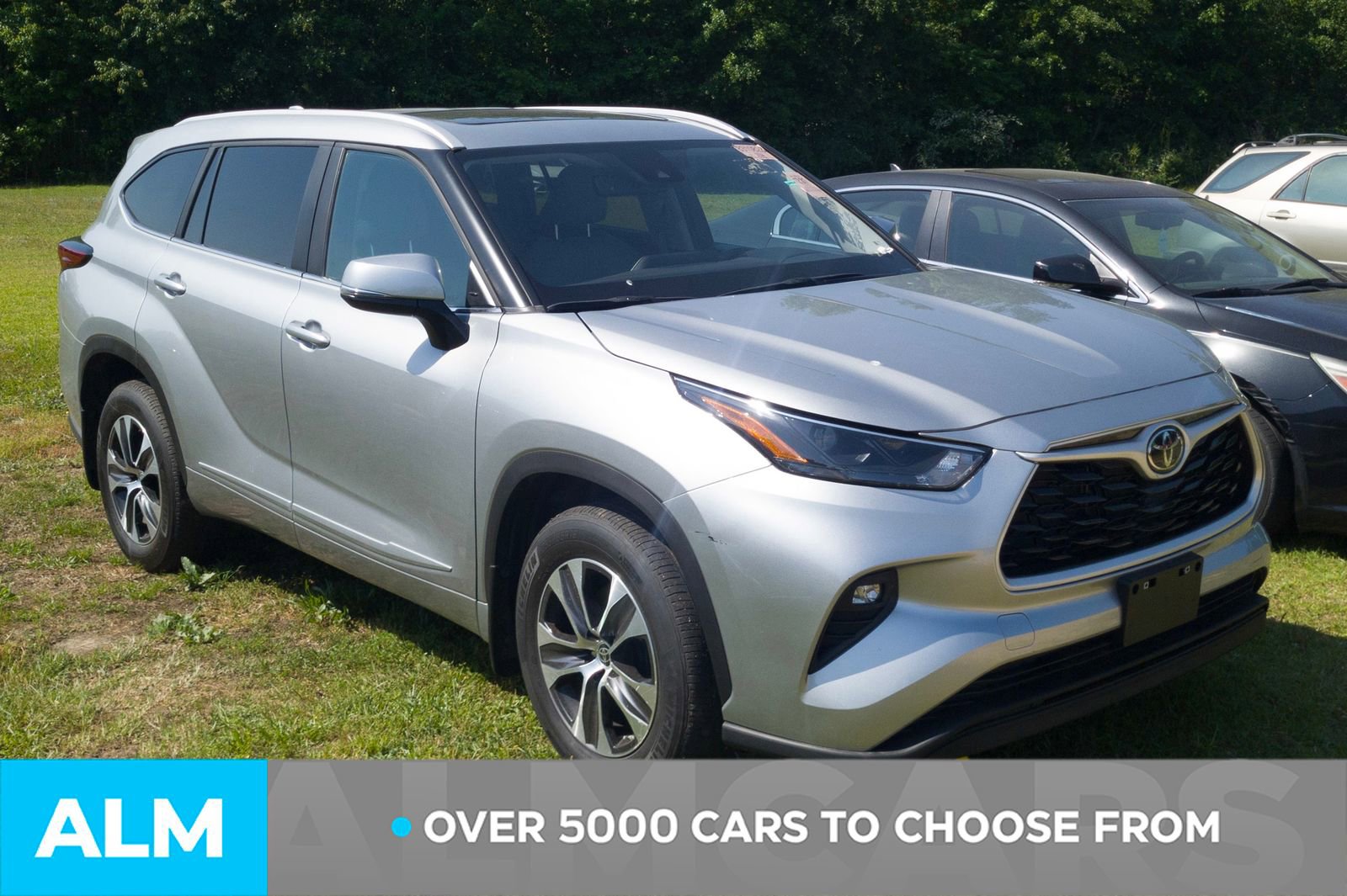 Used 2023 Toyota Highlander XLE AWD/4WD image 3