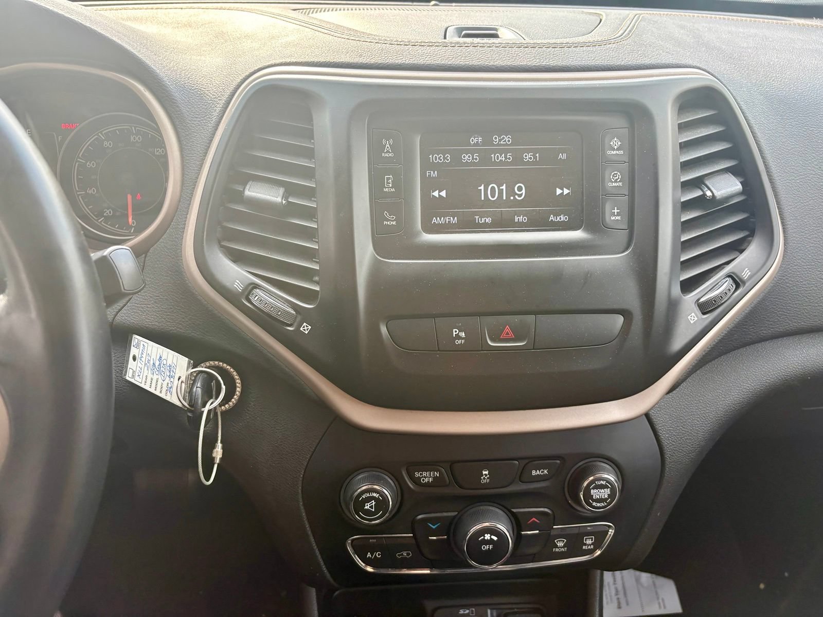 Used 2017 Jeep Cherokee Latitude w/ Safety/Convenience Group FWD image 12