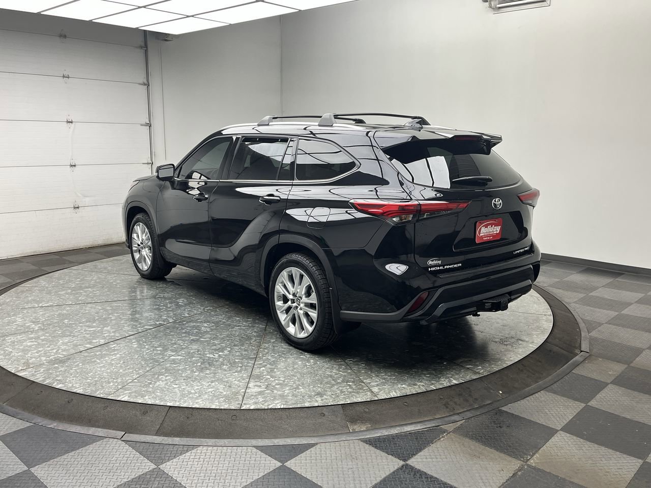 Used 2023 Toyota Highlander Limited AWD/4WD image 2