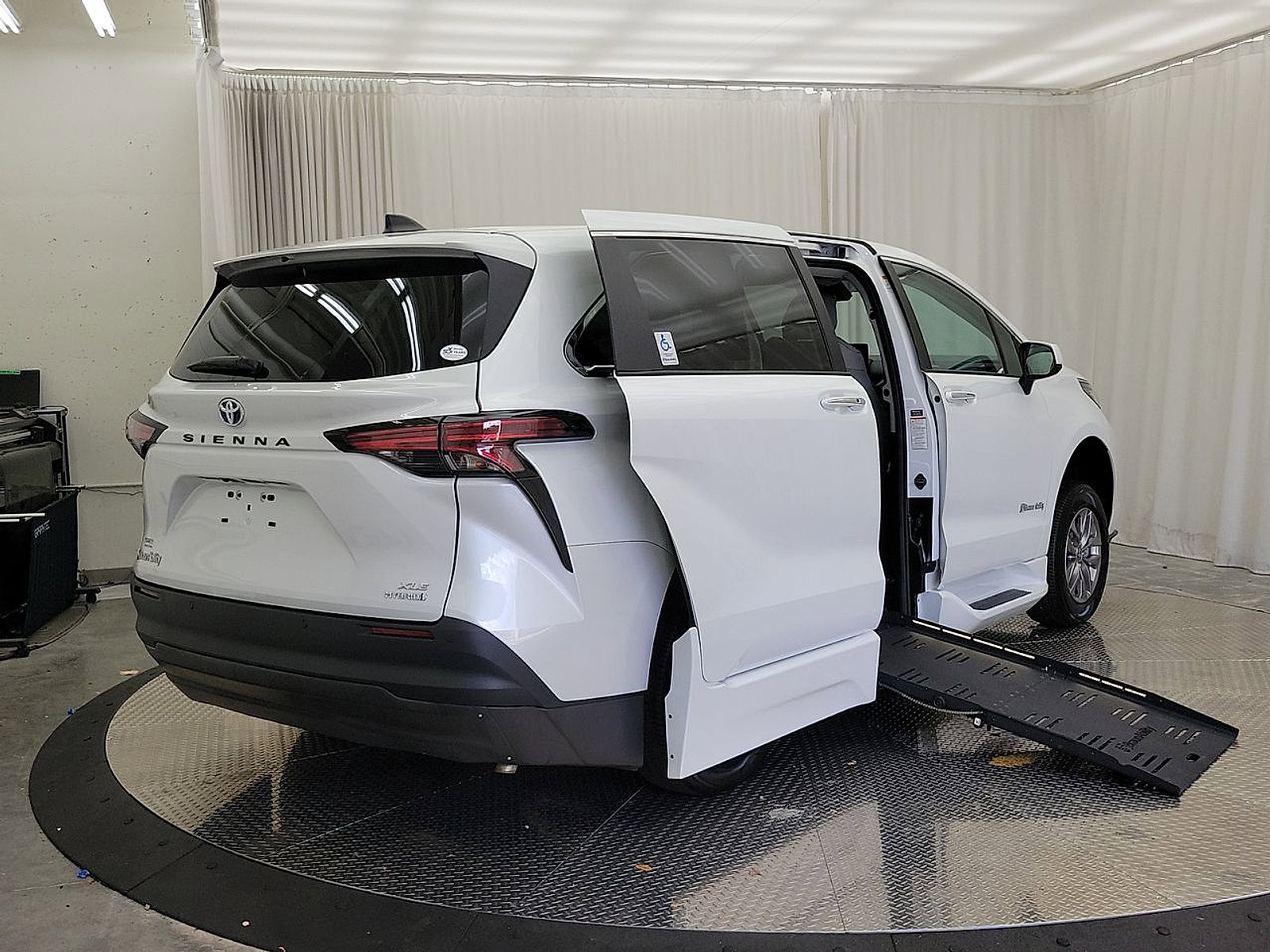 Used 2022 Toyota Sienna XLE FWD image 24