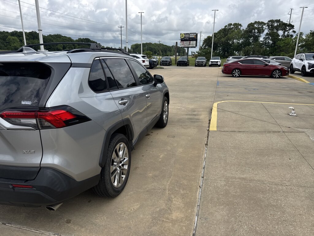 Used 2019 Toyota RAV4 XLE Premium FWD image 12