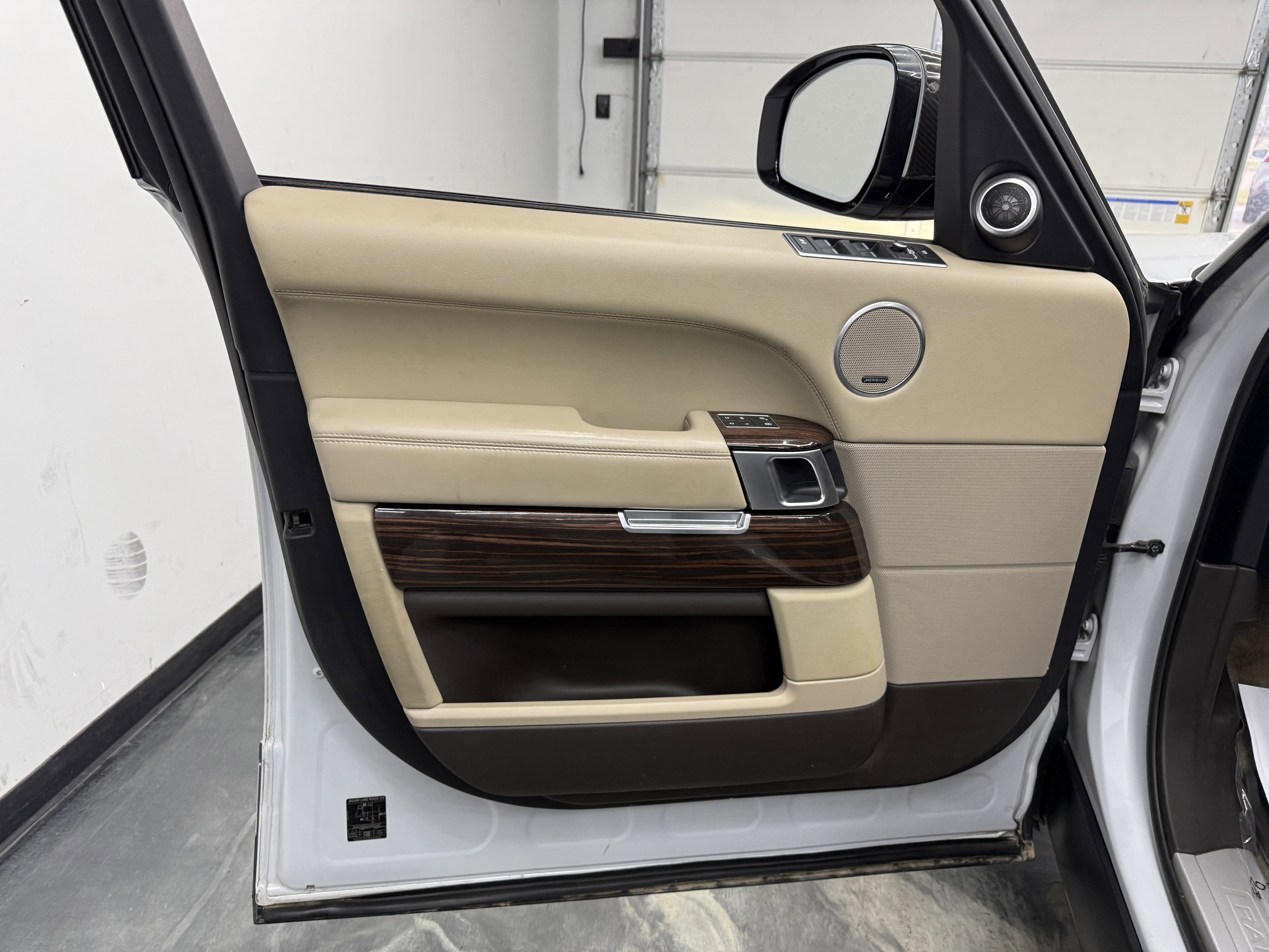 Used 2017 Land Rover Range Rover HSE image 8