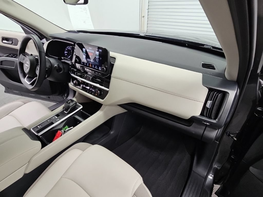 Used 2025 Nissan Pathfinder SL FWD image 38