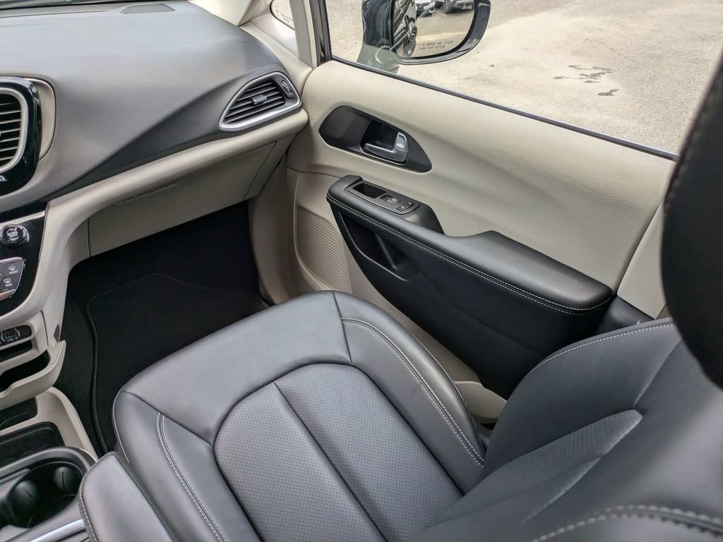 Used 2024 Chrysler Pacifica Touring-L FWD image 18
