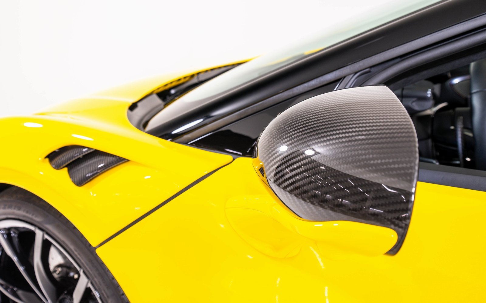 Used 2025 McLaren Artura Spider image 15