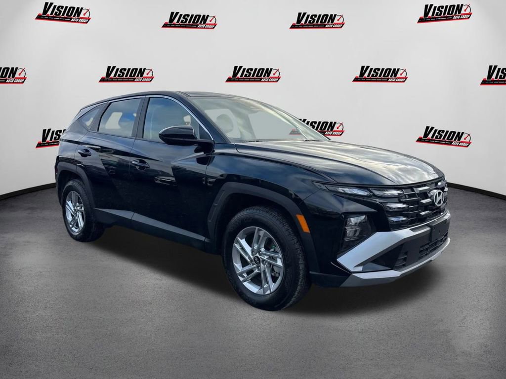 Certified 2025 Hyundai Tucson SE image 3
