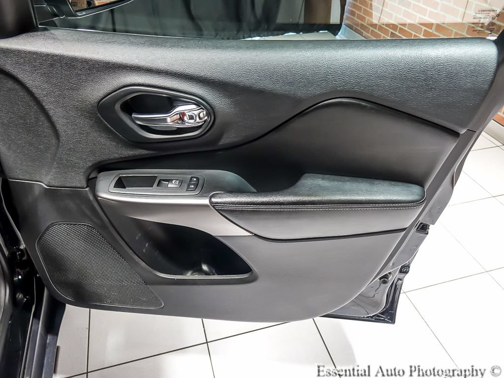 Used 2019 Jeep Cherokee Limited FWD image 25