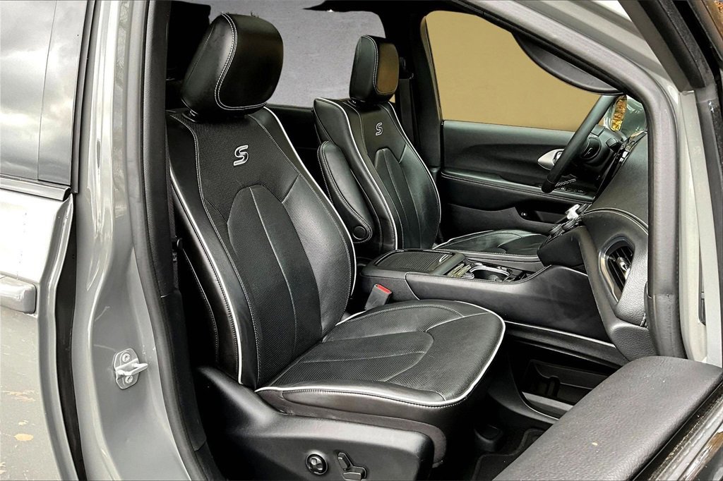 Used 2022 Chrysler Pacifica Limited w/ Uconnect Theater Family Group image 29