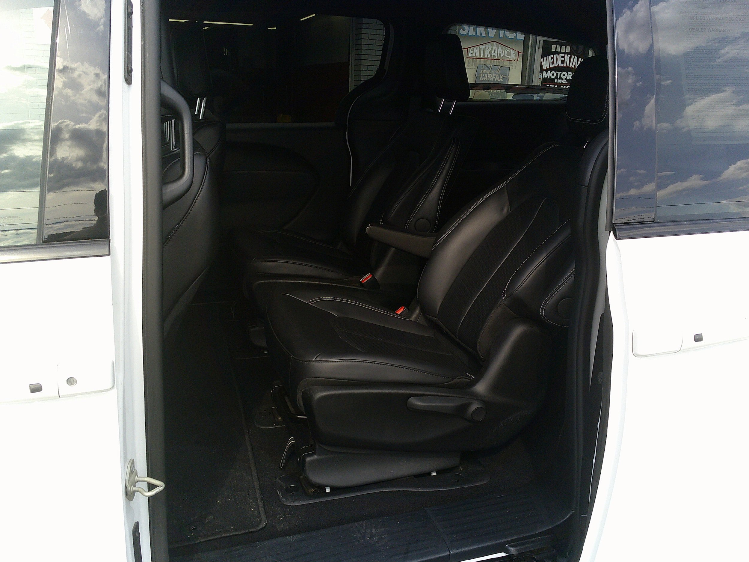 Used 2024 Chrysler Pacifica Limited FWD image 17