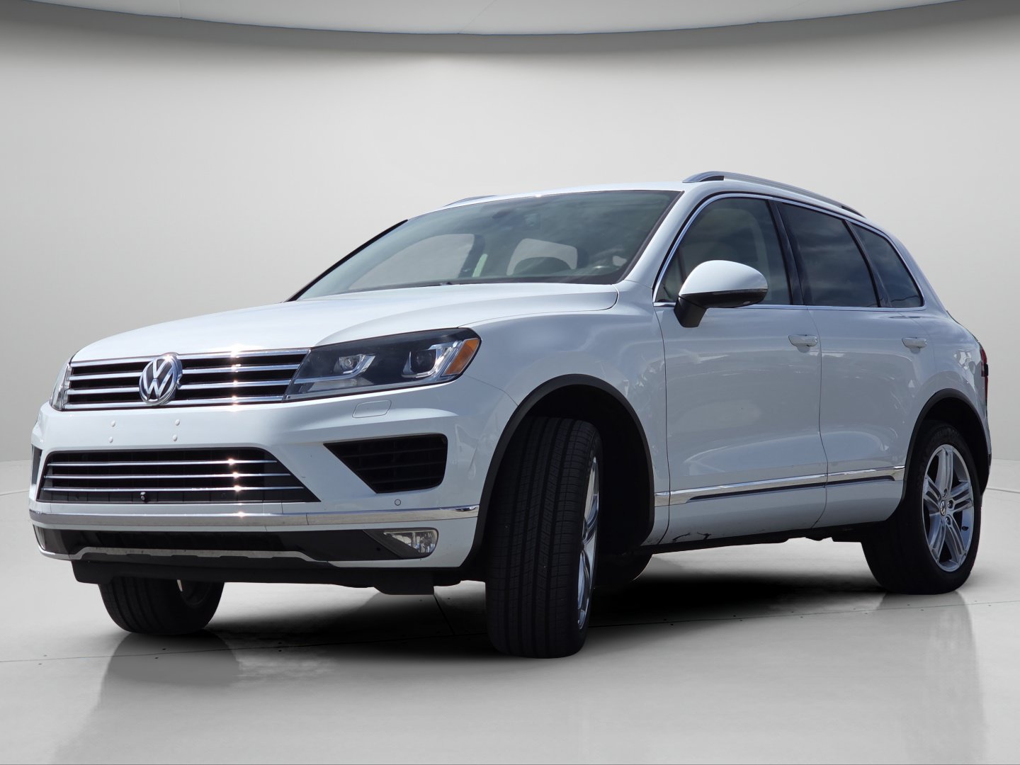 Used 2015 Volkswagen Touareg Executive AWD/4WD image 18