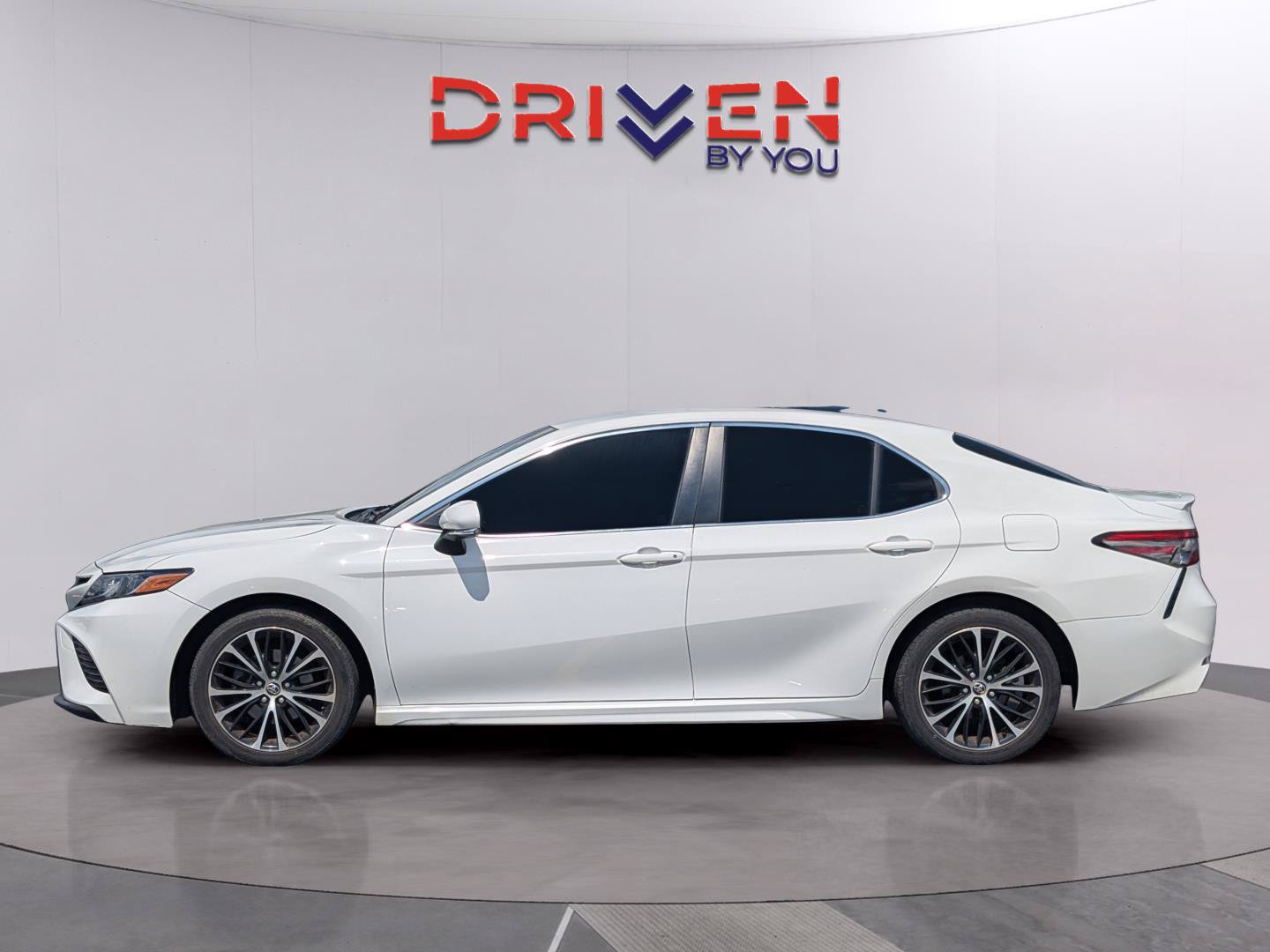 Used 2018 Toyota Camry SE w/ Convenience Package FWD image 2