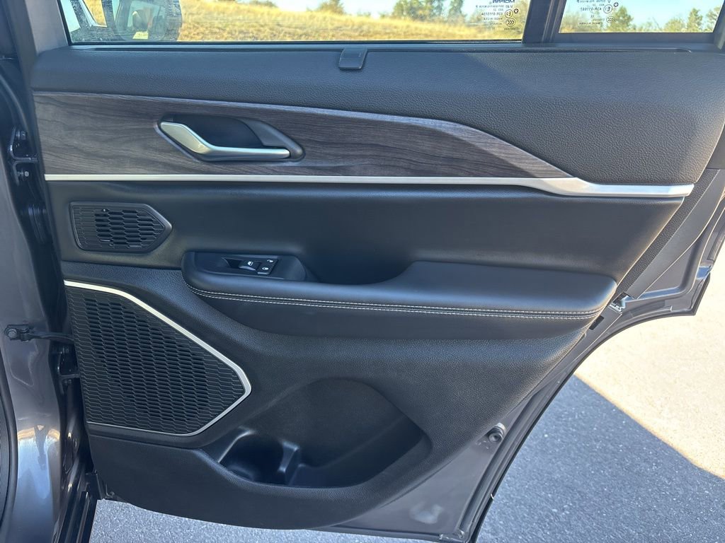 Used 2022 Jeep Grand Cherokee Limited 4xe w/ Luxury Tech Group II image 16