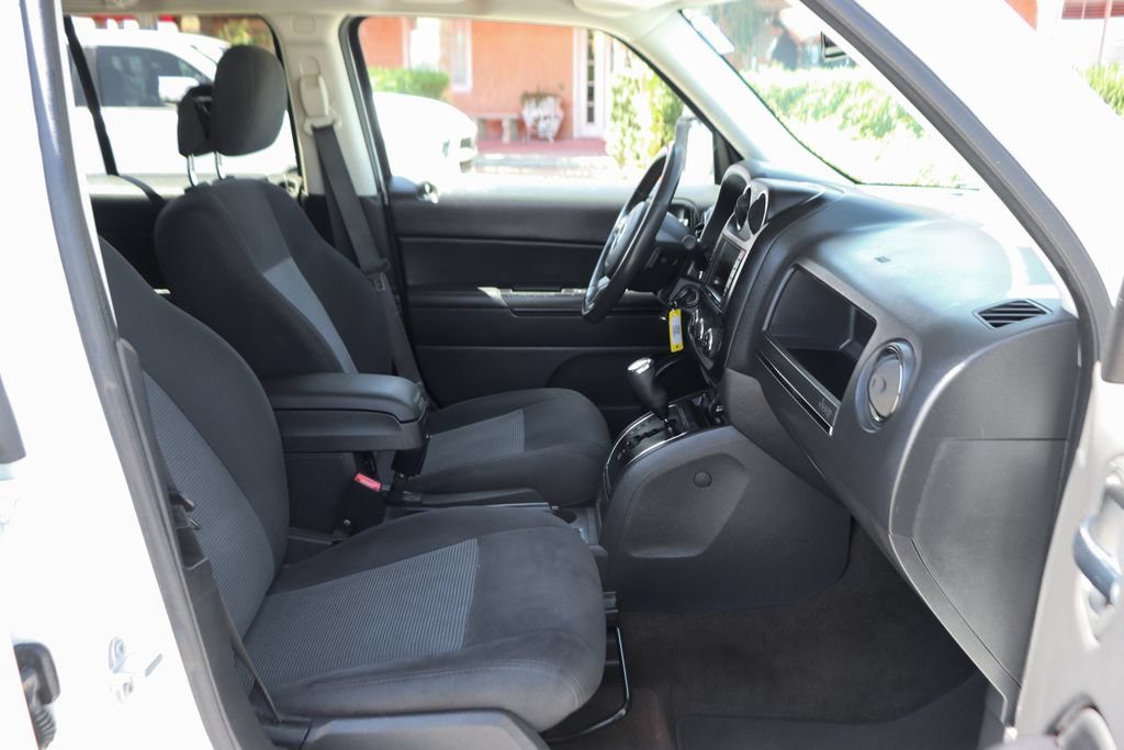 Used 2016 Jeep Patriot Latitude w/ Sun/Sound Group FWD image 34