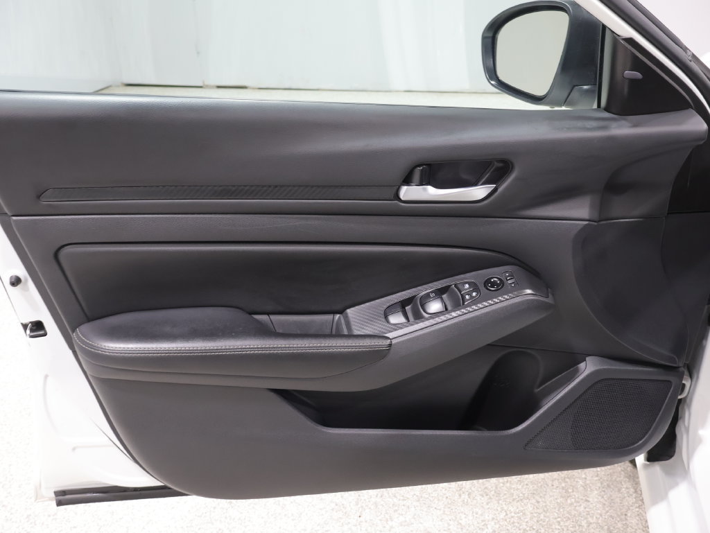 Used 2025 Nissan Altima 2.5 SV FWD image 13