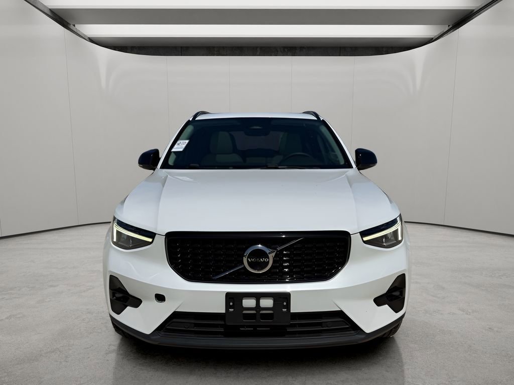 Used 2023 Volvo XC40 B4 Ultimate image 7
