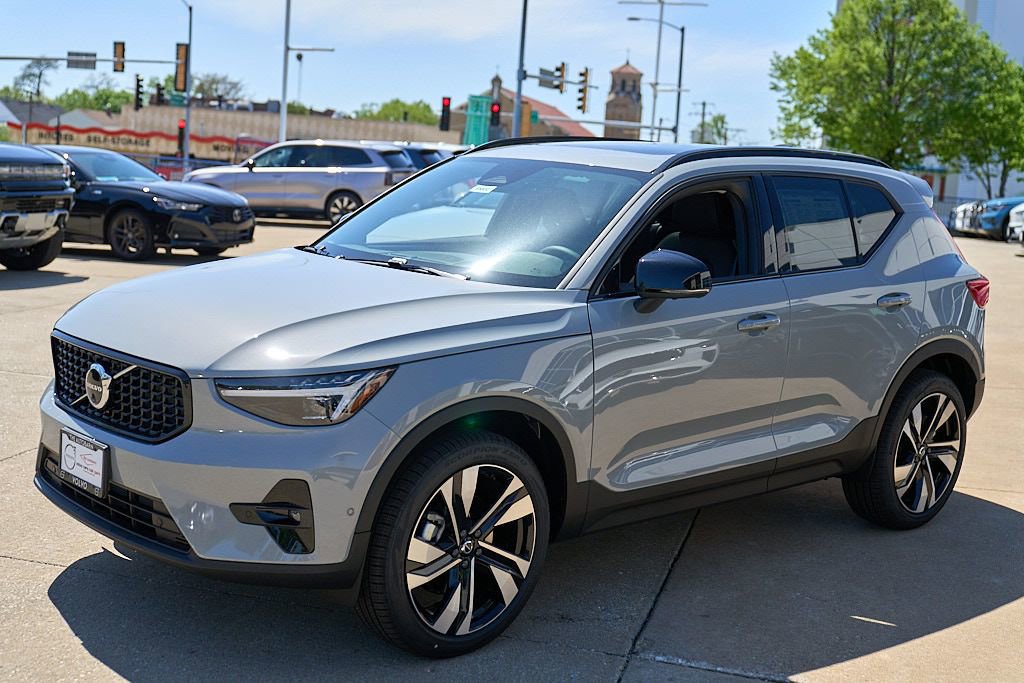 New 2026 Volvo XC40 B5 Plus w/ Climate Package AWD/4WD image 6