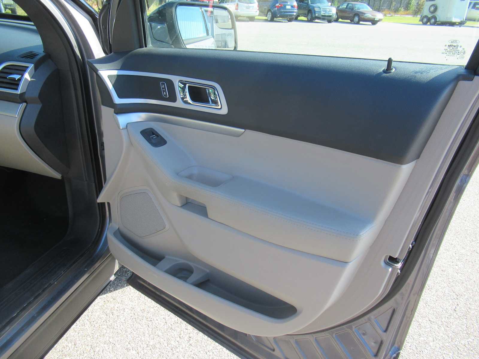 Used 2014 Ford Explorer XLT w/ Equipment Group 202A FWD image 23