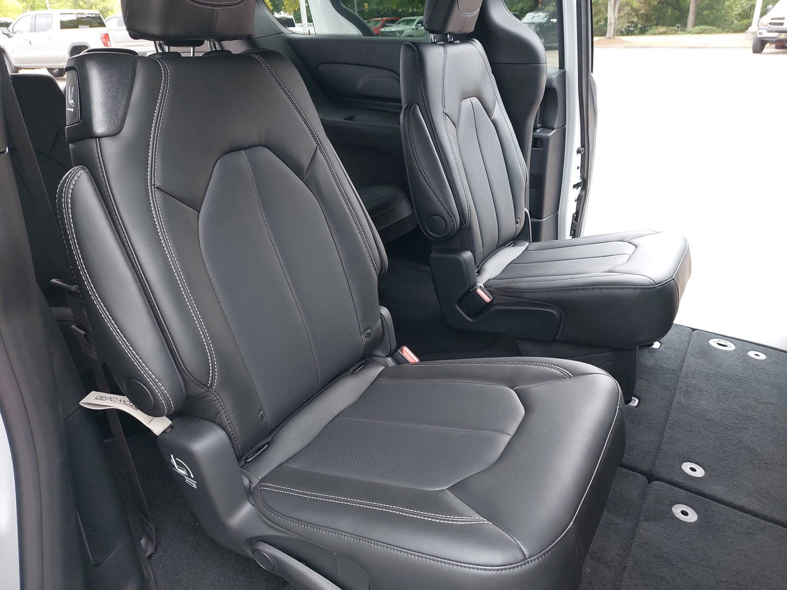 New 2026 Chrysler Pacifica Select FWD image 11