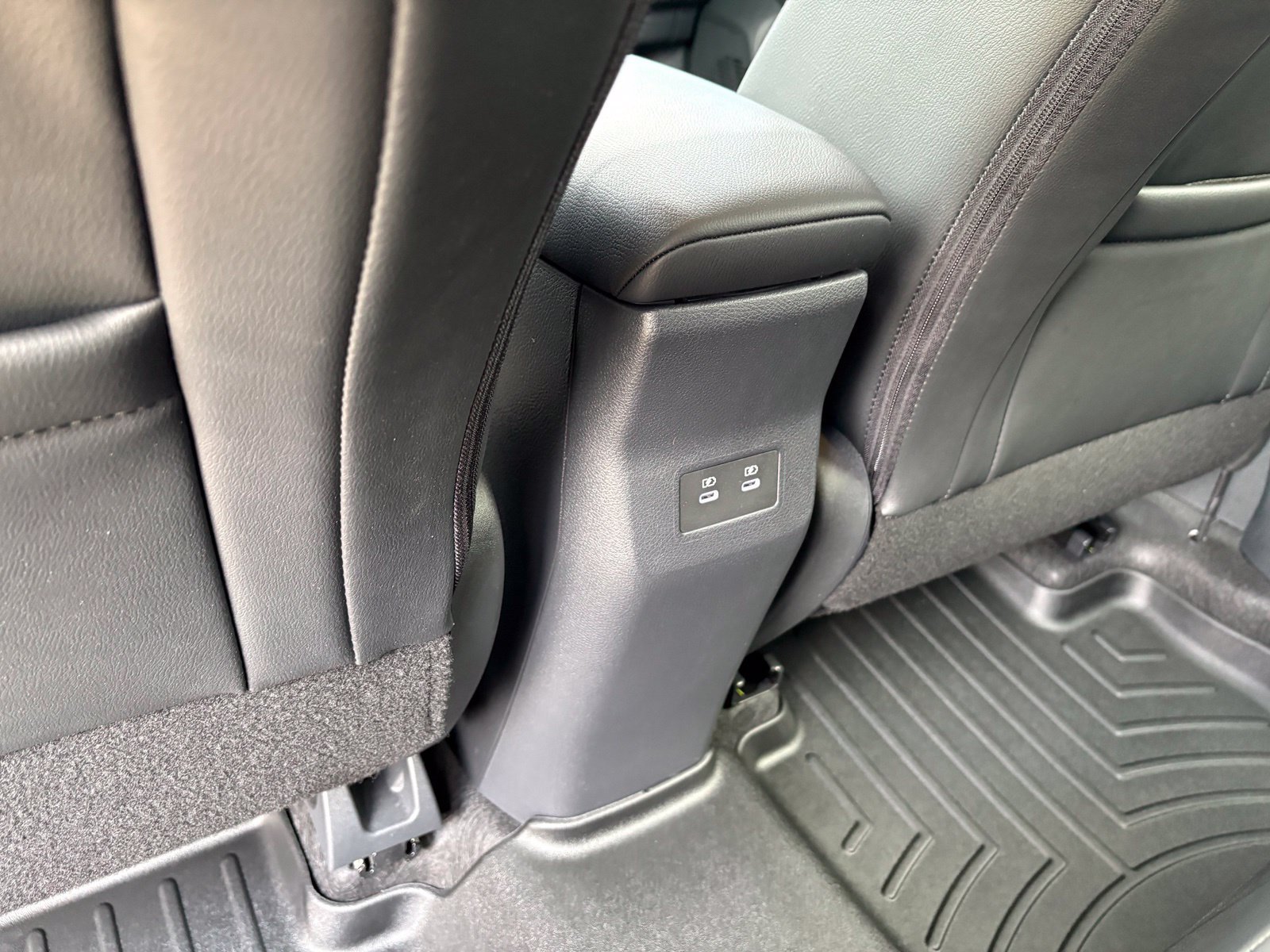 Used 2025 Nissan Kicks SR AWD/4WD image 30