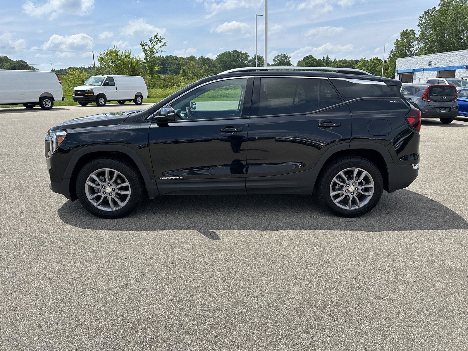 Used 2024 GMC Terrain SLT AWD/4WD image 2
