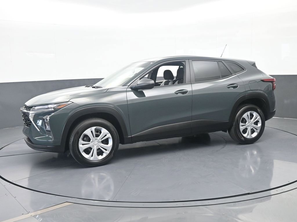 Used 2025 Chevrolet Trax LS FWD image 2
