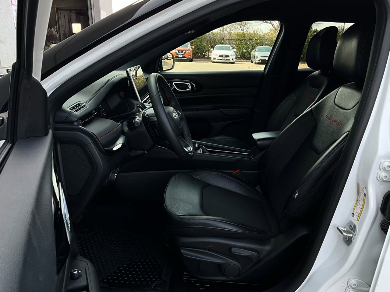 Used 2025 Jeep Compass Trailhawk image 10