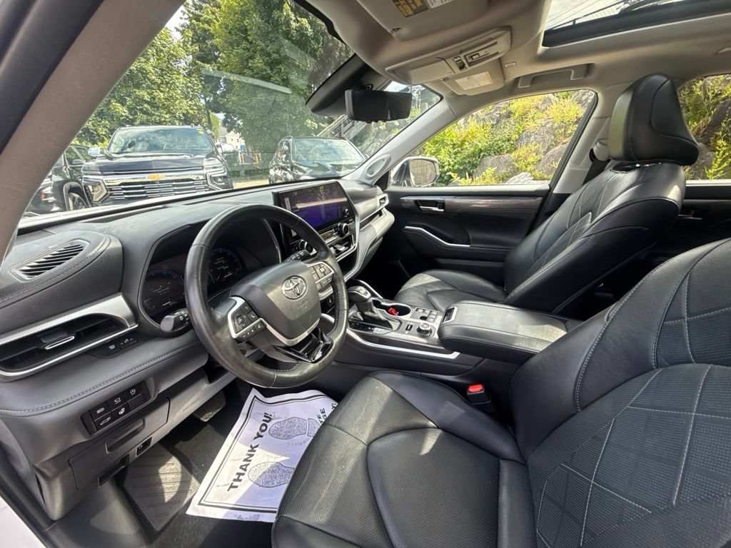 Used 2024 Toyota Highlander Platinum AWD/4WD image 16