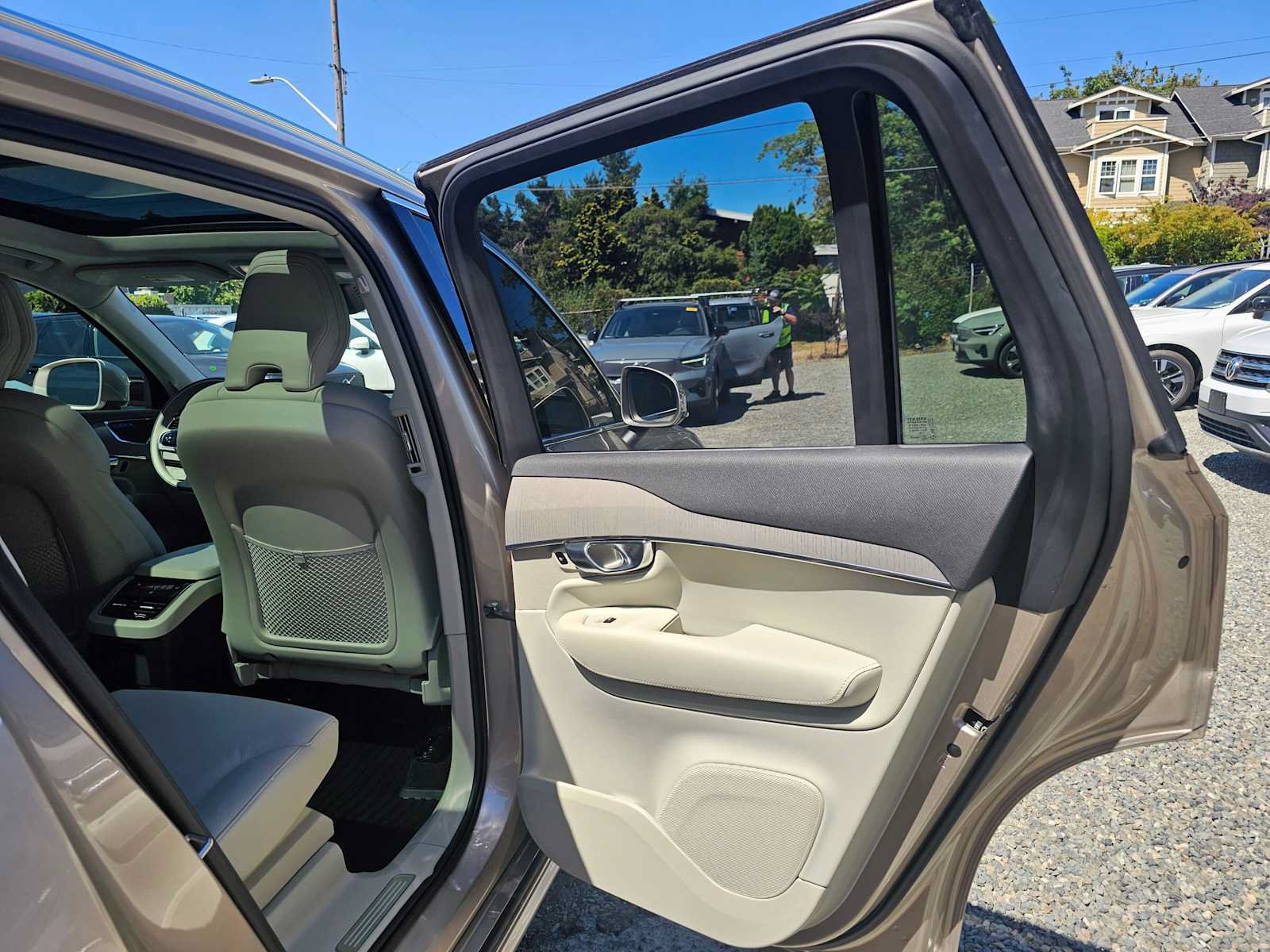 Used 2025 Volvo XC90 T8 Plus w/ Protection Package Premier AWD/4WD image 13