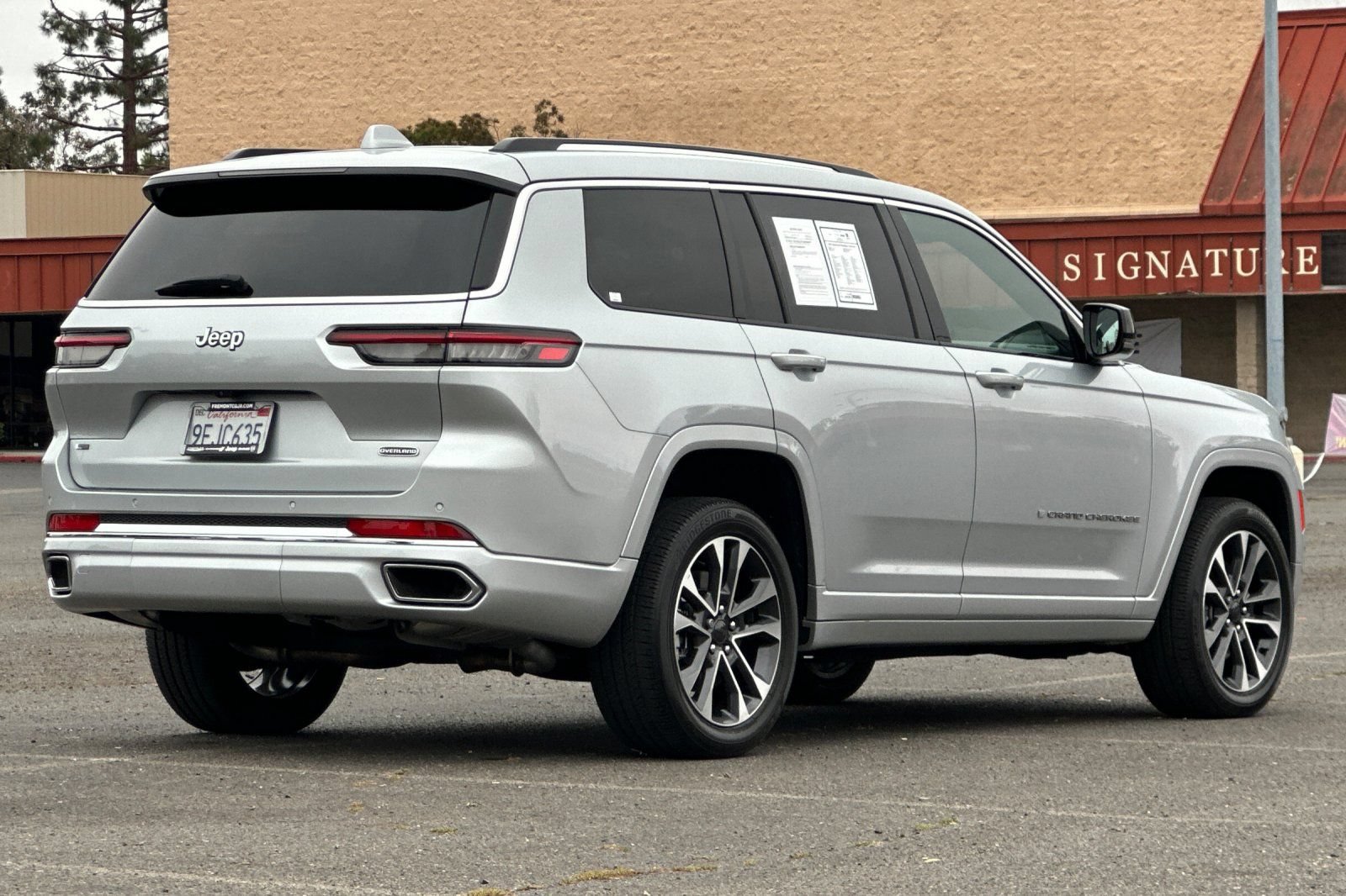 Used 2023 Jeep Grand Cherokee L Overland RWD image 3