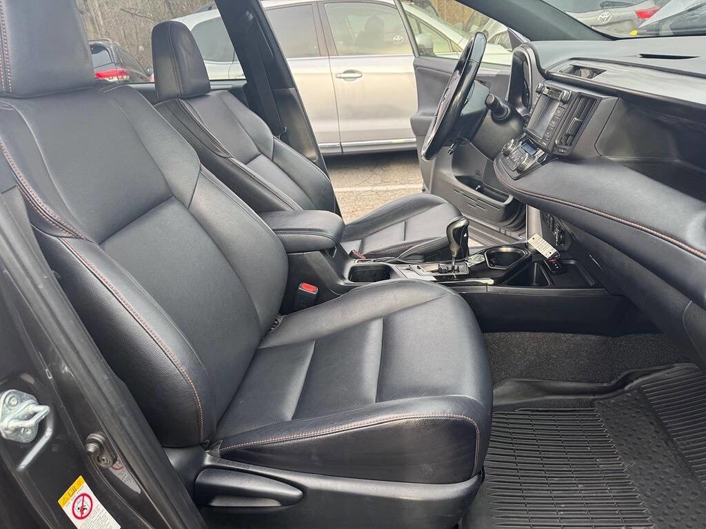 Used 2018 Toyota RAV4 SE image 28