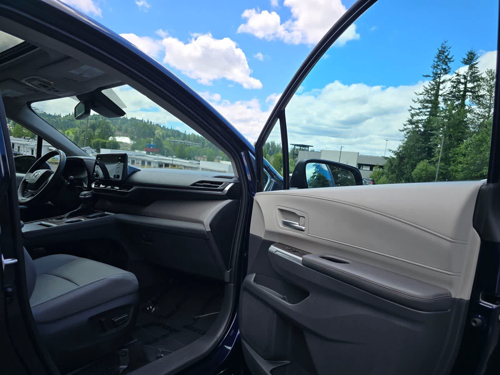 Used 2023 Toyota Sienna XLE AWD/4WD image 28
