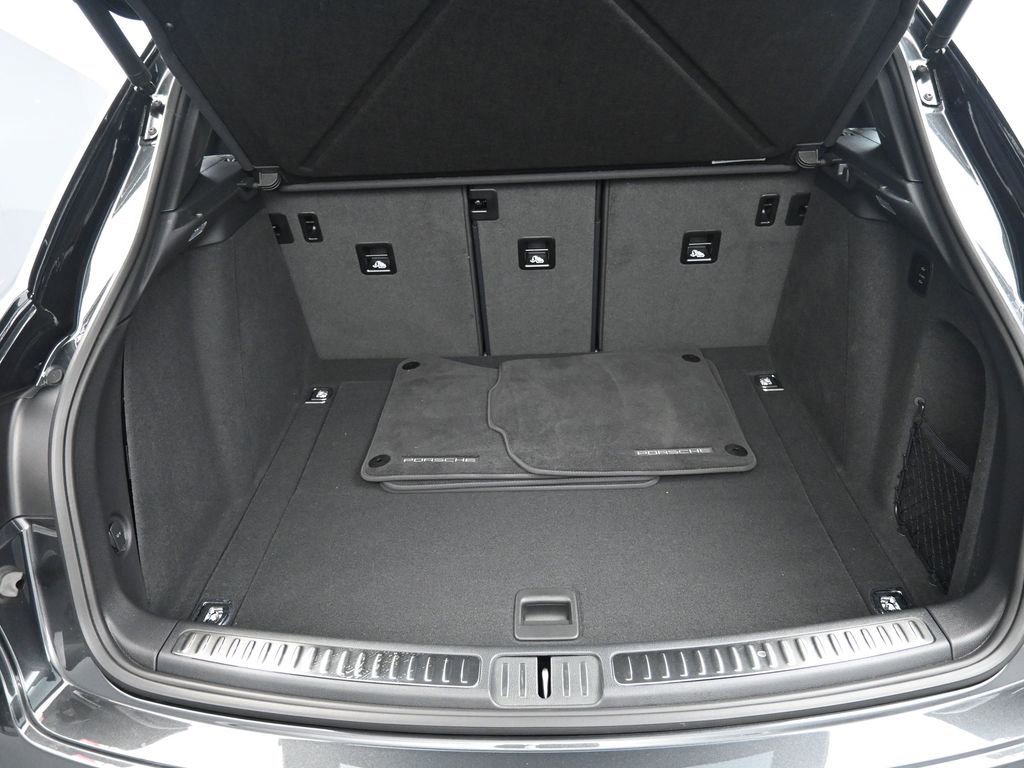 Certified 2025 Porsche Macan GTS image 26