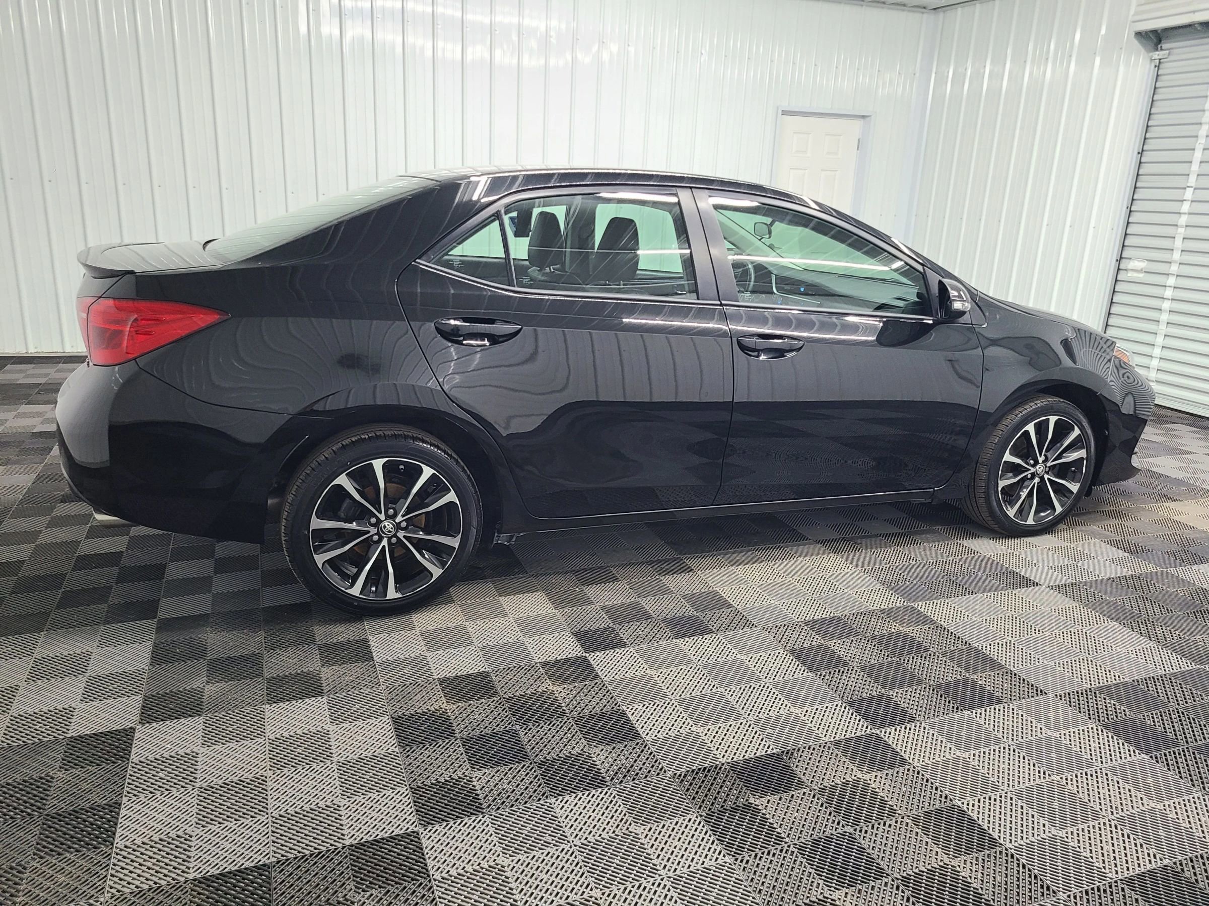Used 2018 Toyota Corolla SE FWD image 12