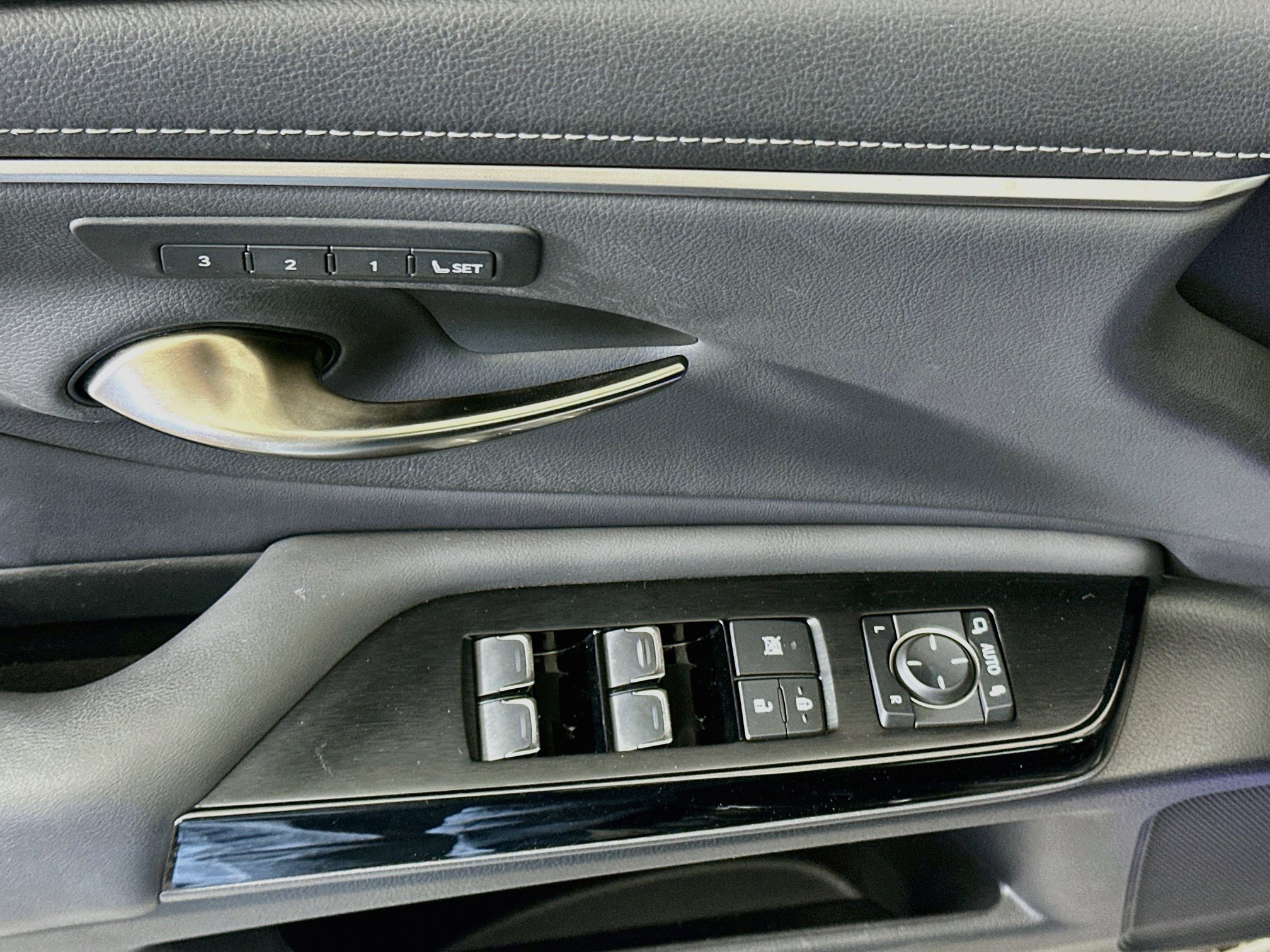 Used 2024 Lexus ES 300h w/ Premium Package FWD image 15