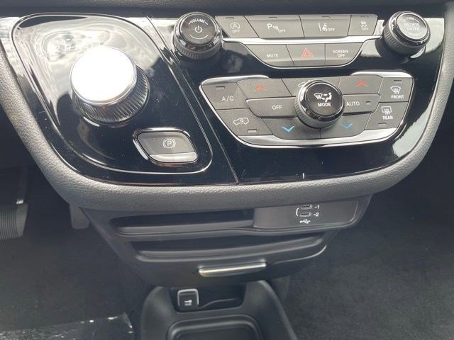 New 2026 Chrysler Pacifica Select image 15