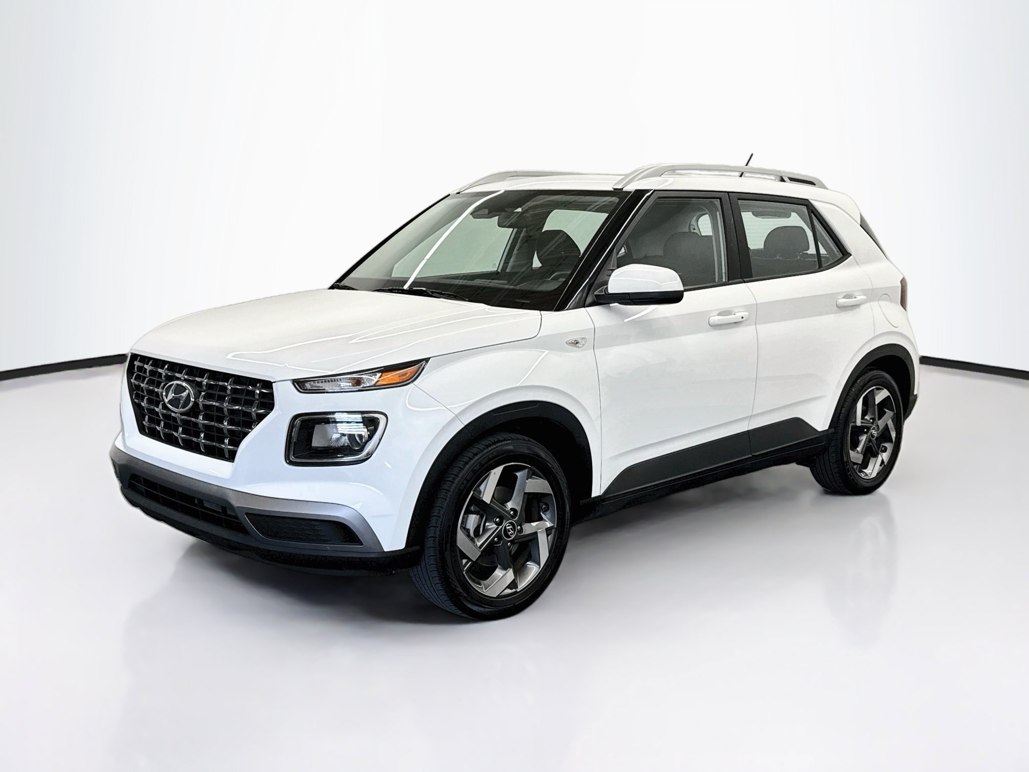 Used 2025 Hyundai Venue SEL FWD image 3