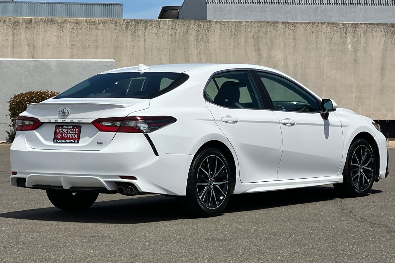 Used 2021 Toyota Camry SE FWD image 2