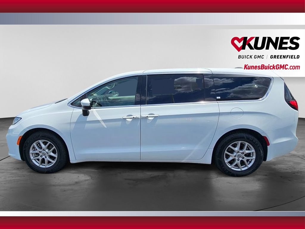 Used 2023 Chrysler Pacifica Touring-L FWD image 9