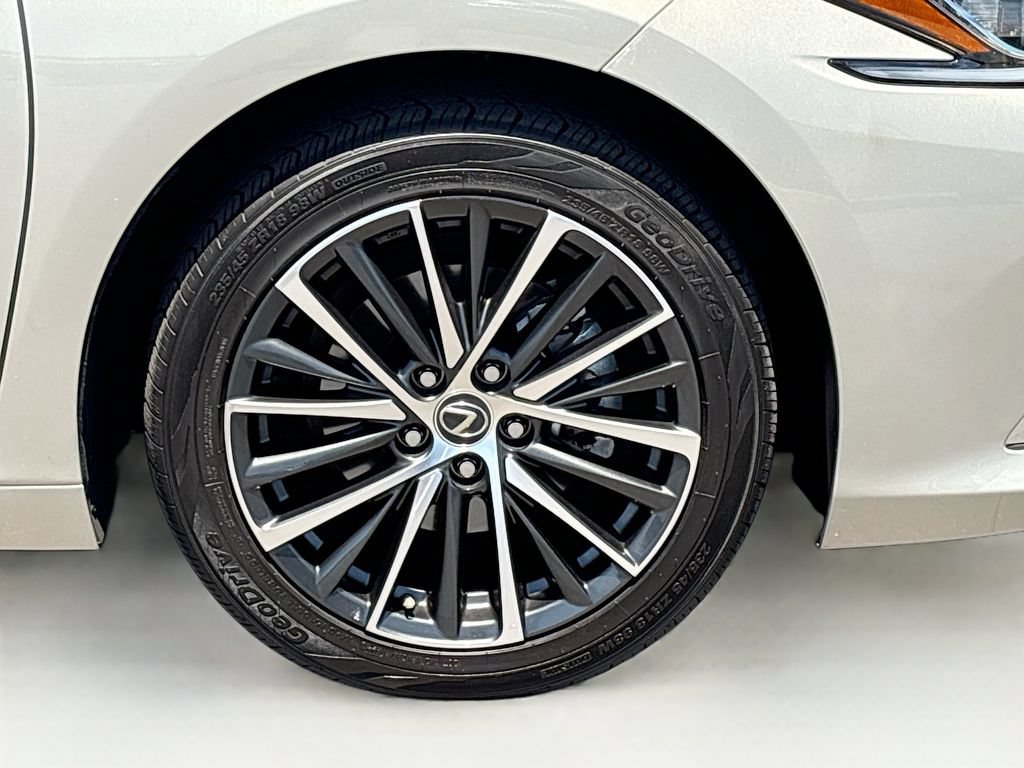 Used 2024 Lexus ES 300h w/ Premium Package FWD image 32
