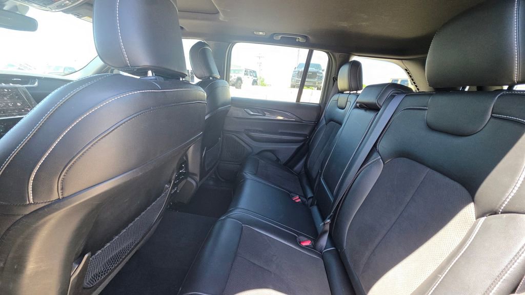 Used 2023 Jeep Grand Cherokee Altitude AWD/4WD image 13