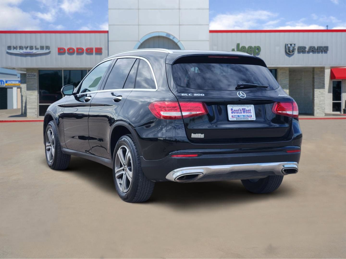Used 2019 Mercedes-Benz GLC 300 4MATIC image 3