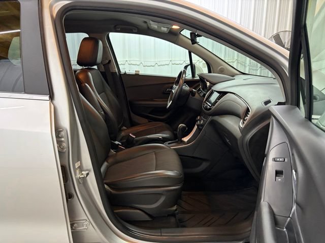Used 2020 Chevrolet Trax LT w/ LT Convenience Package AWD/4WD image 23
