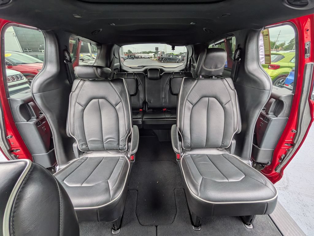 Used 2025 Chrysler Pacifica Limited FWD image 22