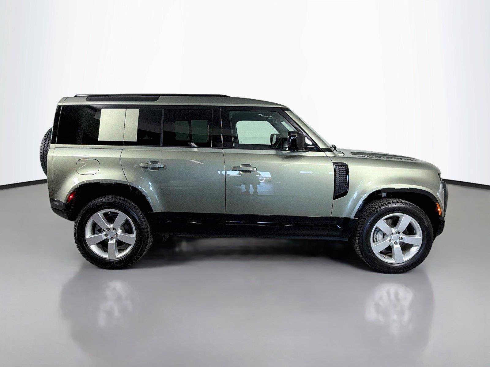 Certified 2025 Land Rover Defender 110 X-Dynamic SE AWD/4WD image 4